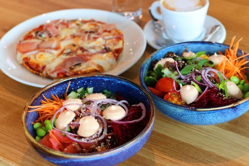 Säge kausid ja Pappa Pizza pizza ühel laual